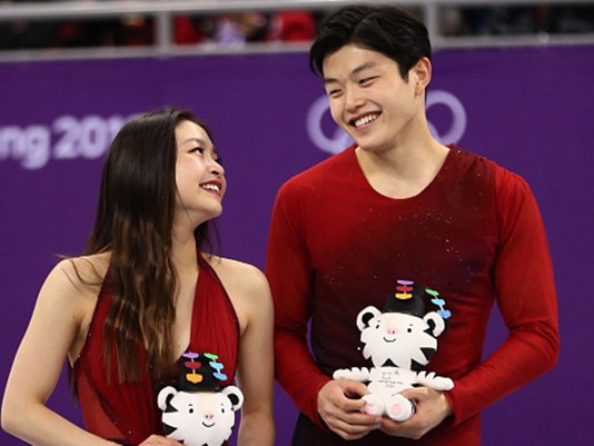 Maia and Alex Shibutani holding their symbolic white tigers after their bronze medal win.  (Photo: Jamie Squire - Getty Images)