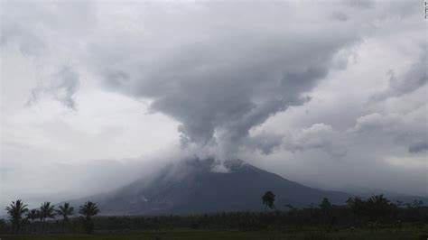 Volcano erupts in Indonesia after heavy rain, causing many casualties.