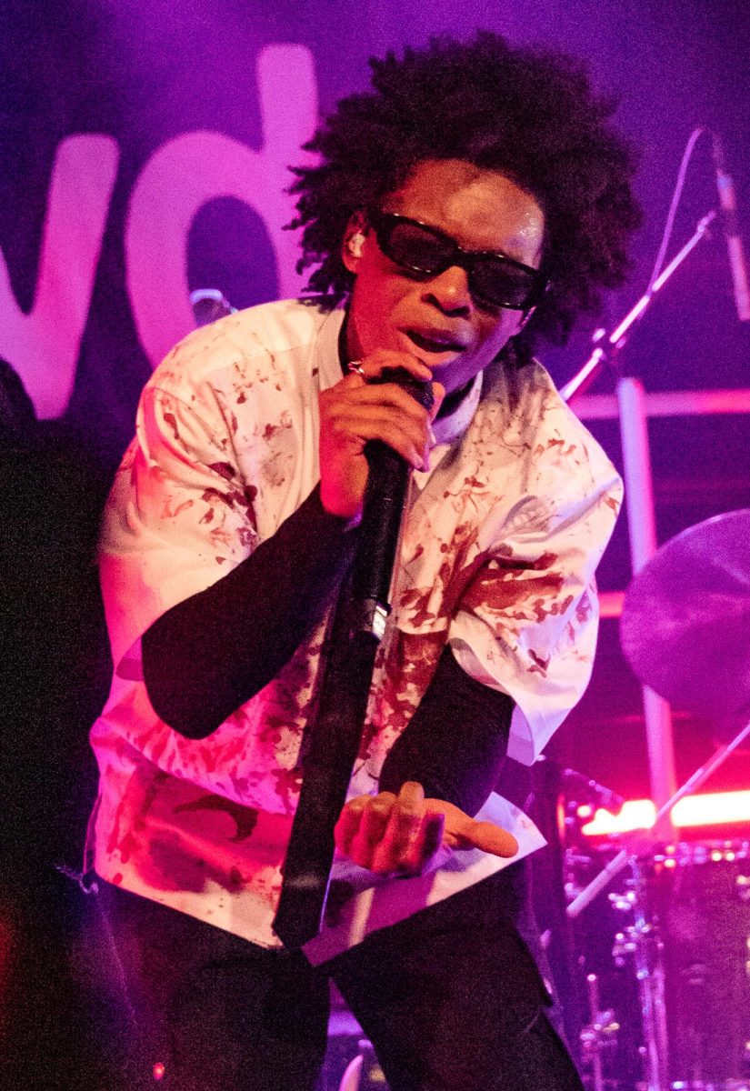 D4vd singing at a concert