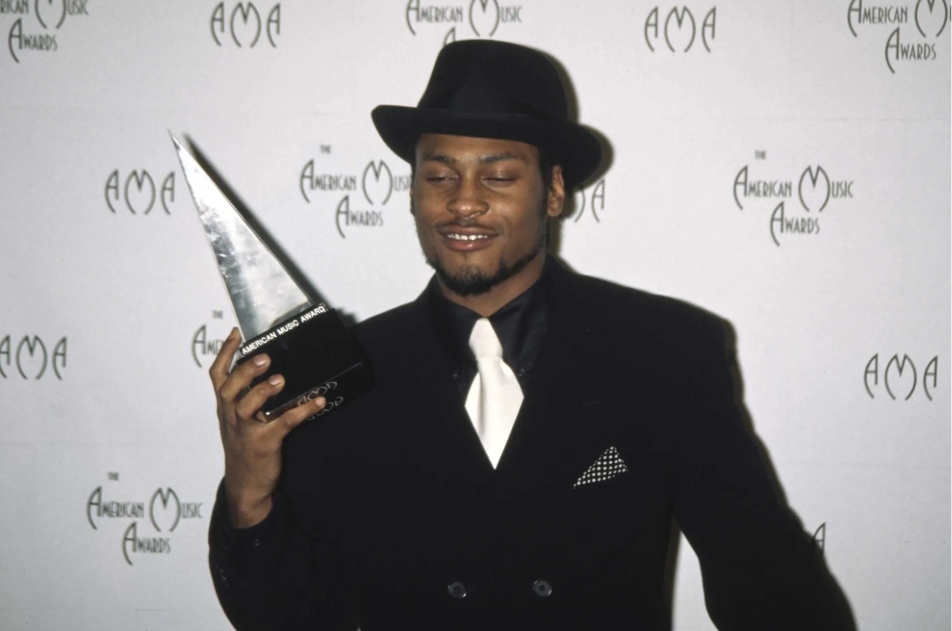 D'Angelo holding his award in the Los Angeles American Music Awards Ceremony